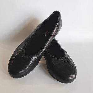 Black leather flats MUNRO size 8.5W